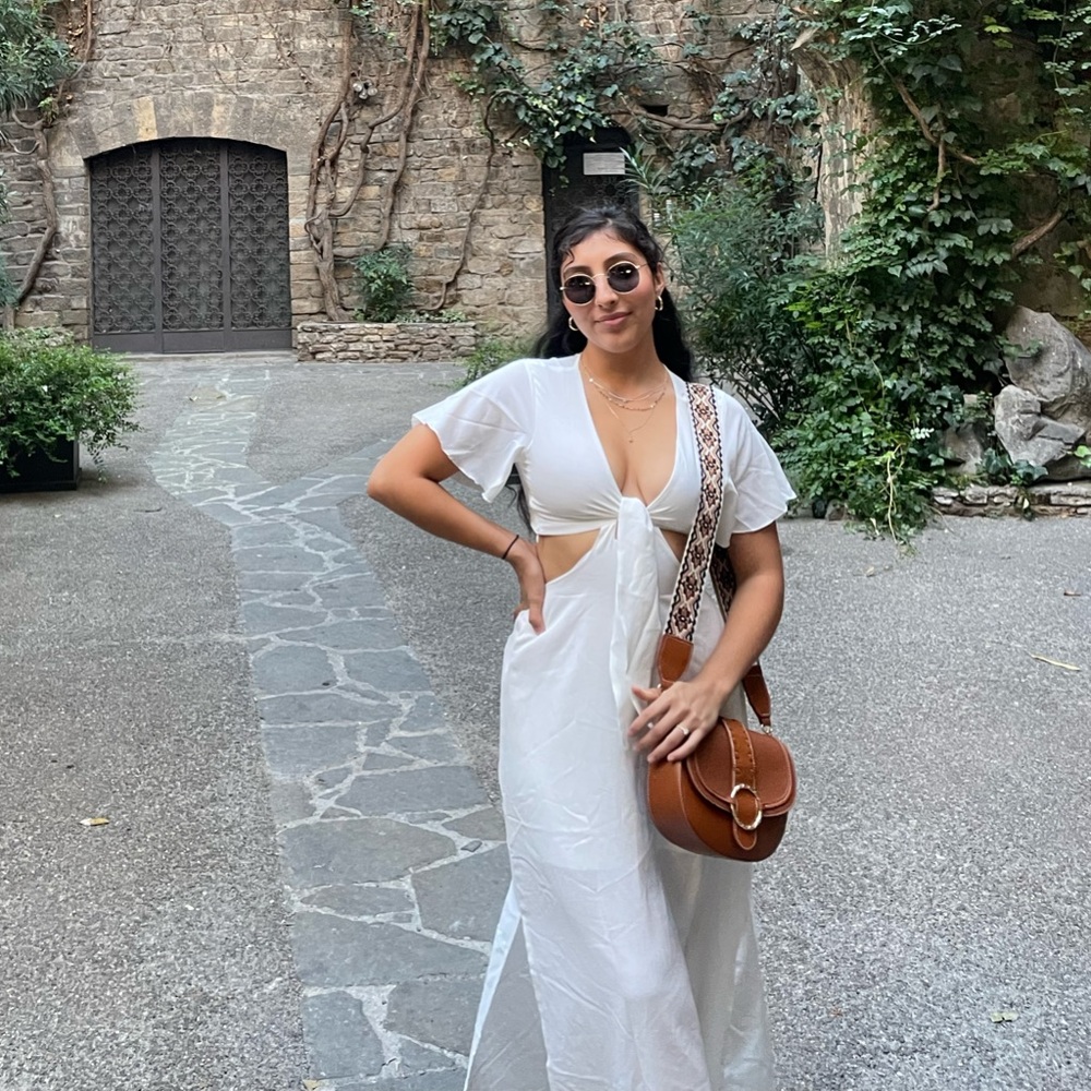 Open-back Front Knot White Maxi Dress with Flowy Short Sleeves